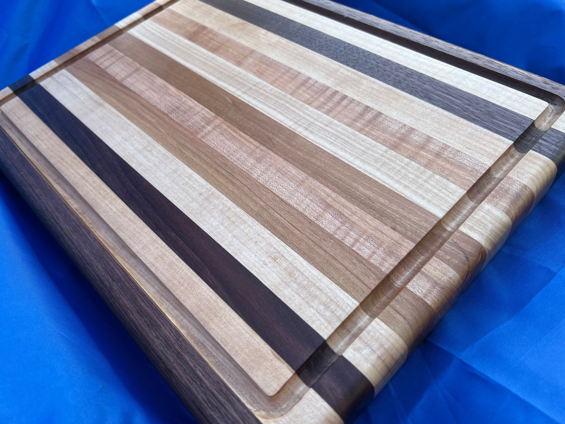 opposite side of sea turtle charcuterie board with juice groove